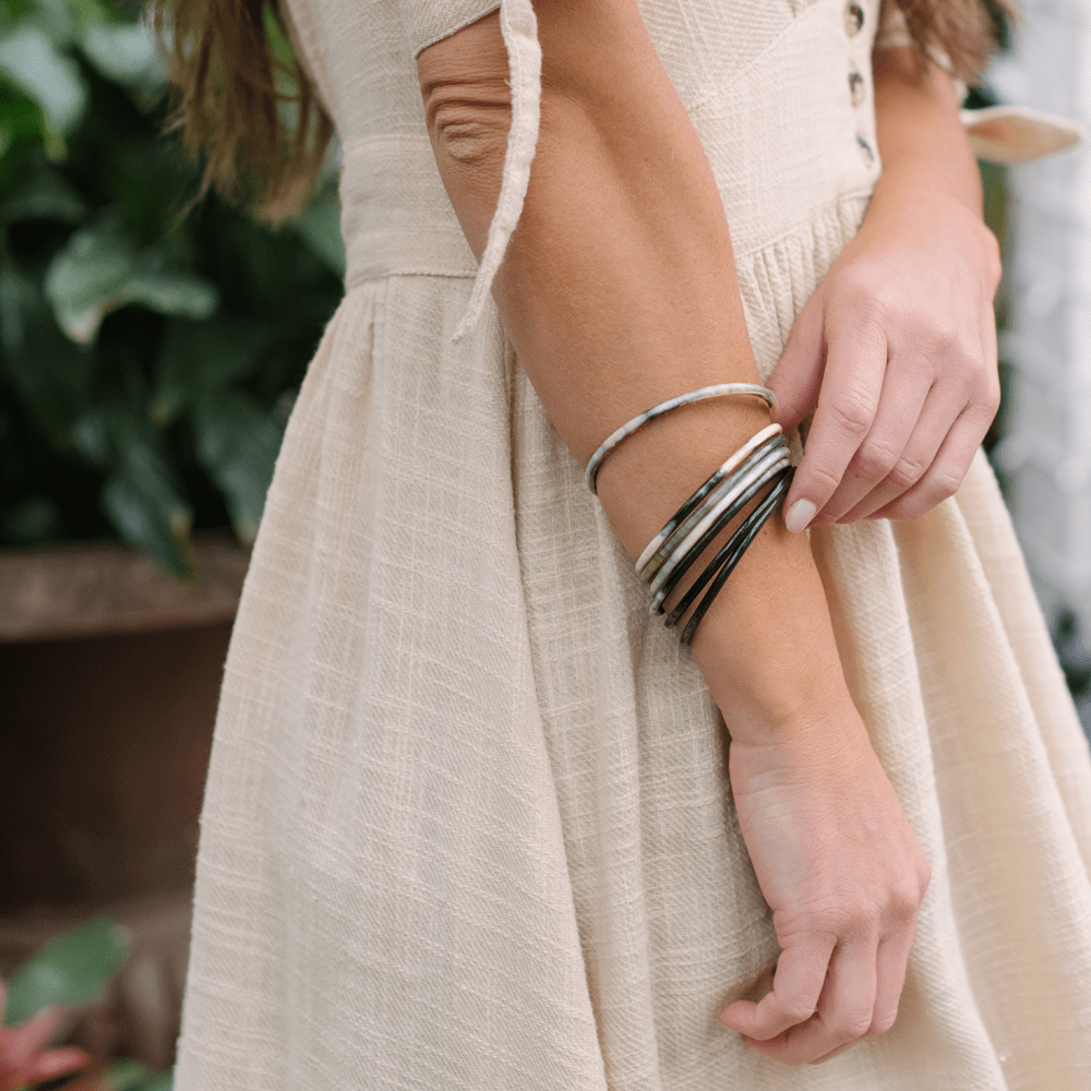 Sunshine Tienda Natural Horn Bangle Set