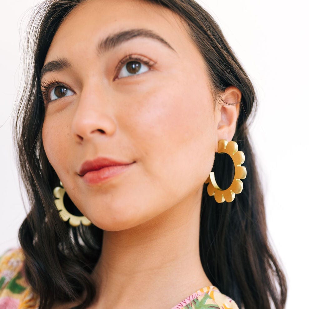 Sunshine Tienda® Gold Flower Outline Hoops