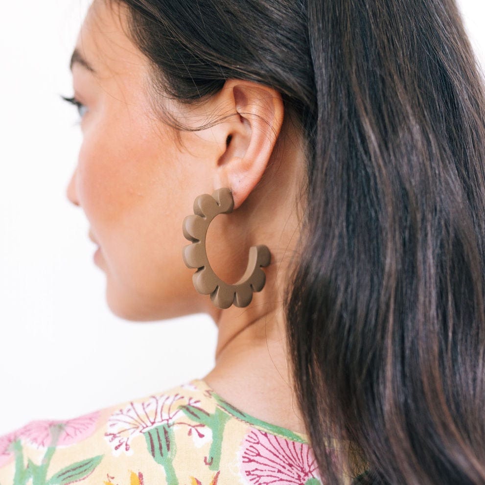 Sunshine Tienda® Tan Flower Outline Hoops