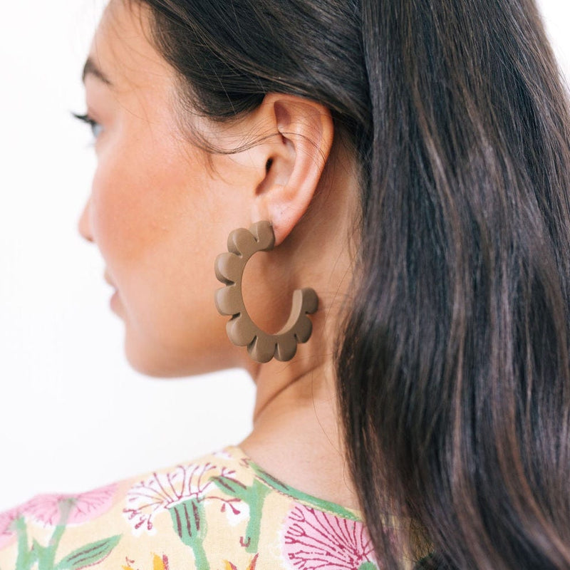 Sunshine Tienda® Tan Flower Outline Hoops