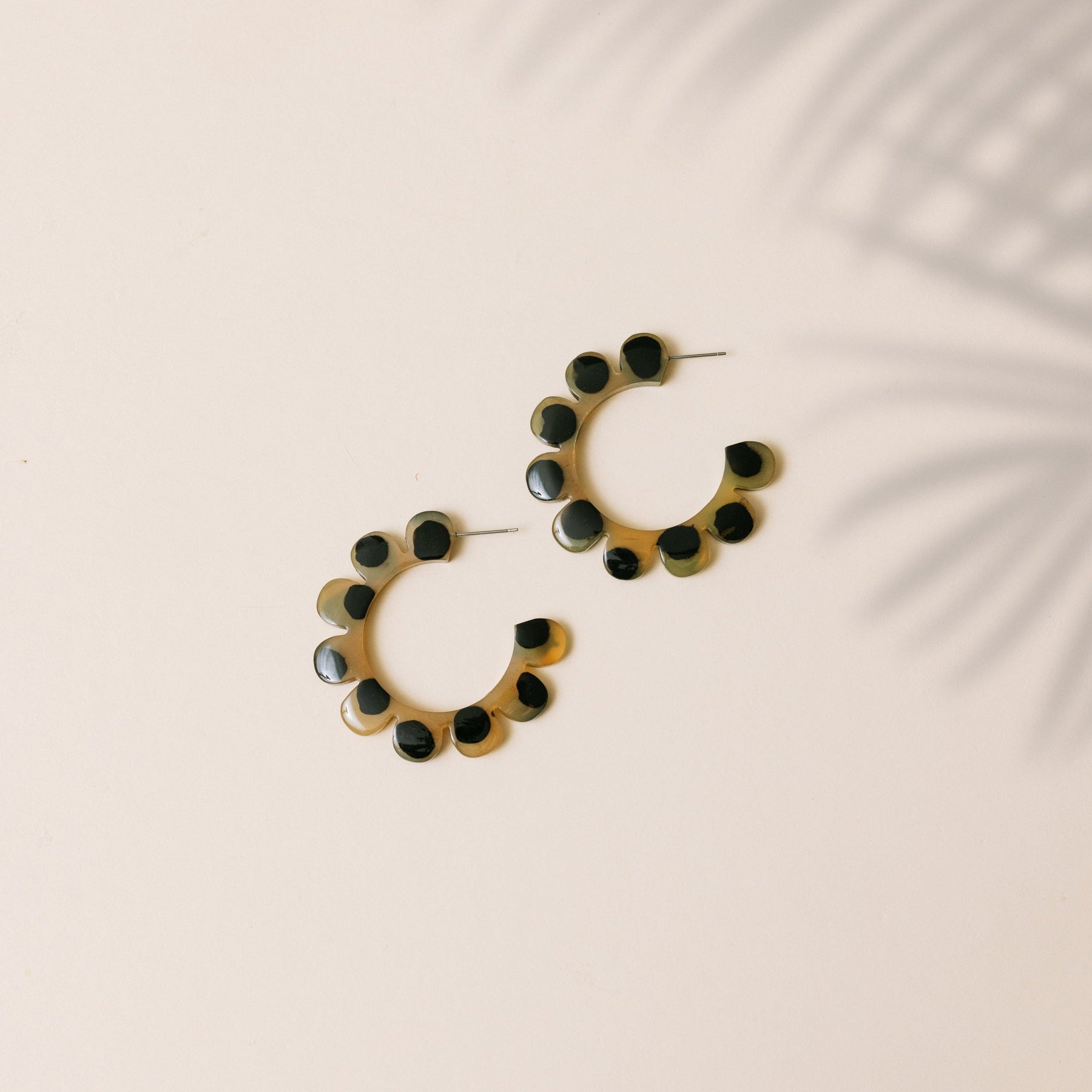 Sunshine Tienda® Tortoise Flower Outline Hoops