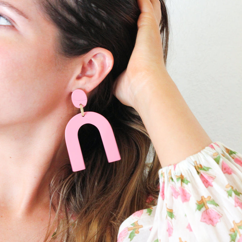 Sunshine Tienda® Light Pink Horseshoe Earrings