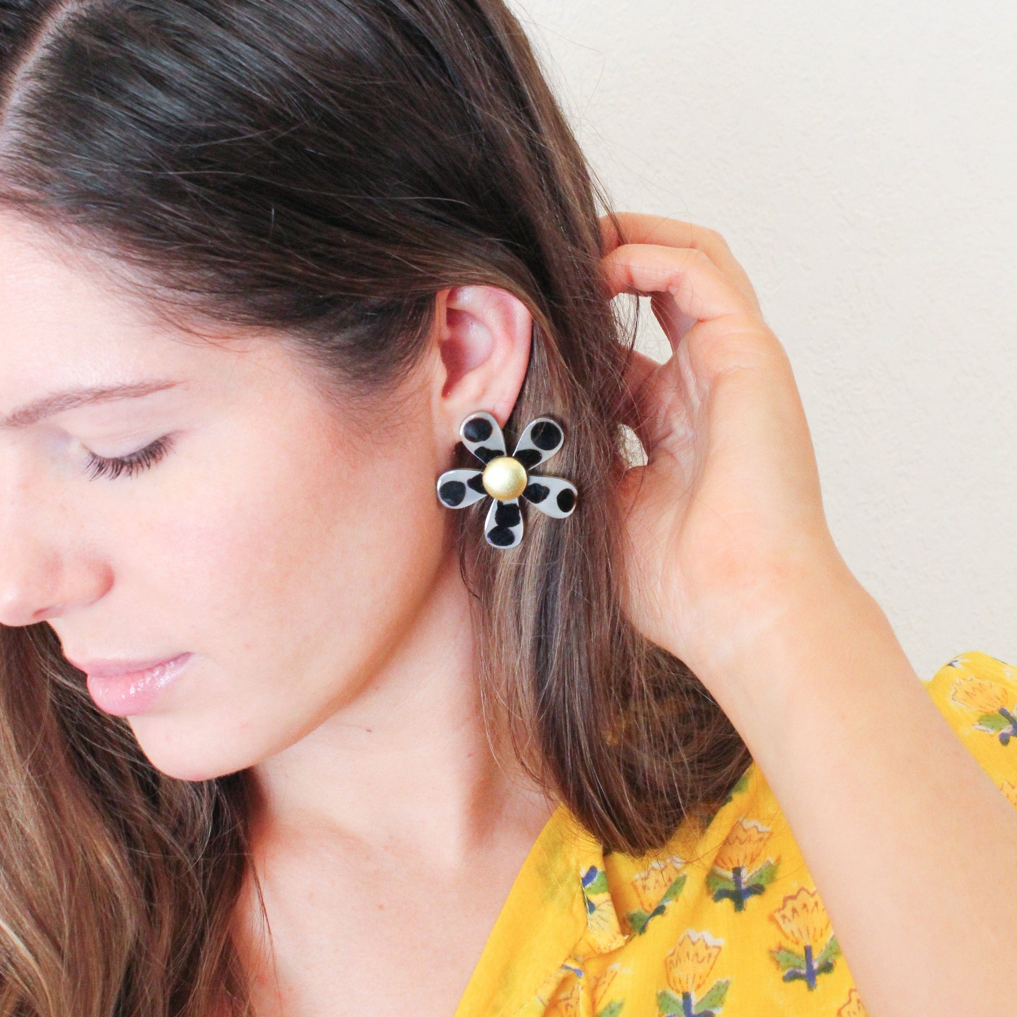 Sunshine Tienda® Tortoise Flower Earrings